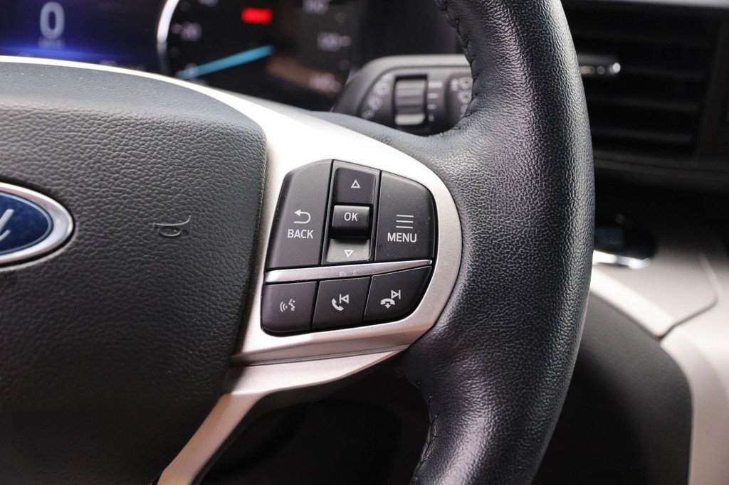 Ford Explorer Vehicle Full-screen Gallery Image 14