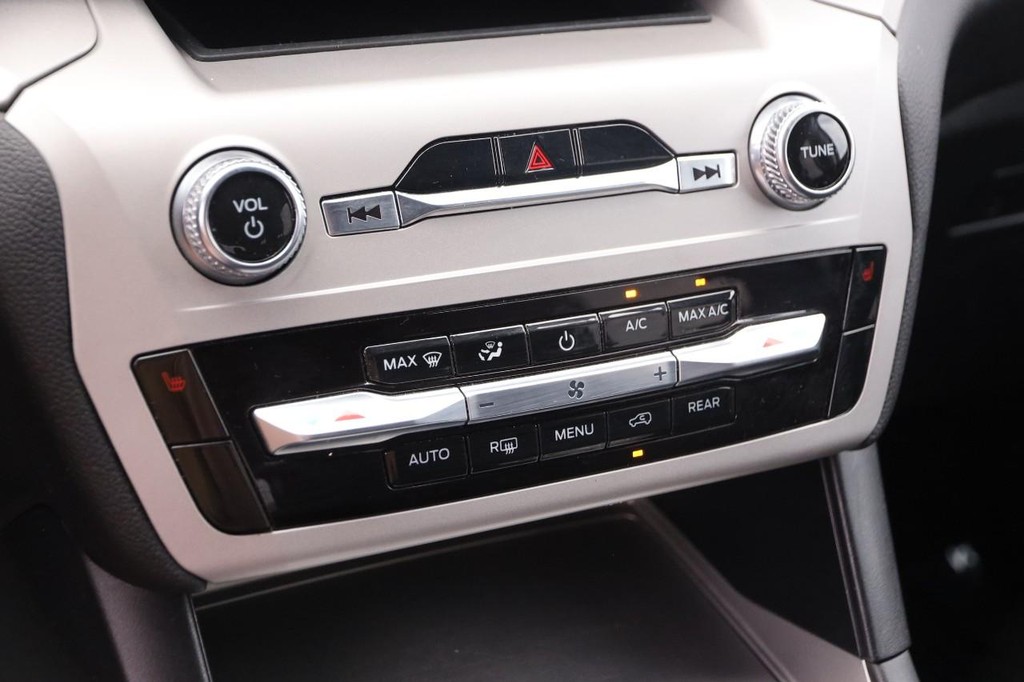 Ford Explorer Vehicle Full-screen Gallery Image 20