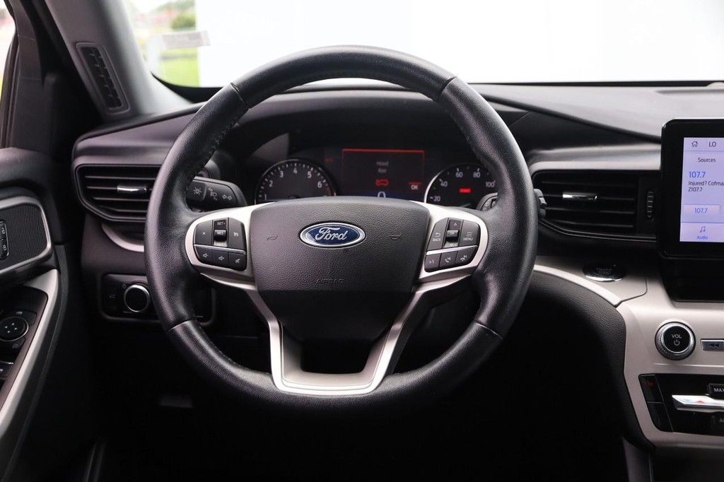 Ford Explorer Vehicle Full-screen Gallery Image 24