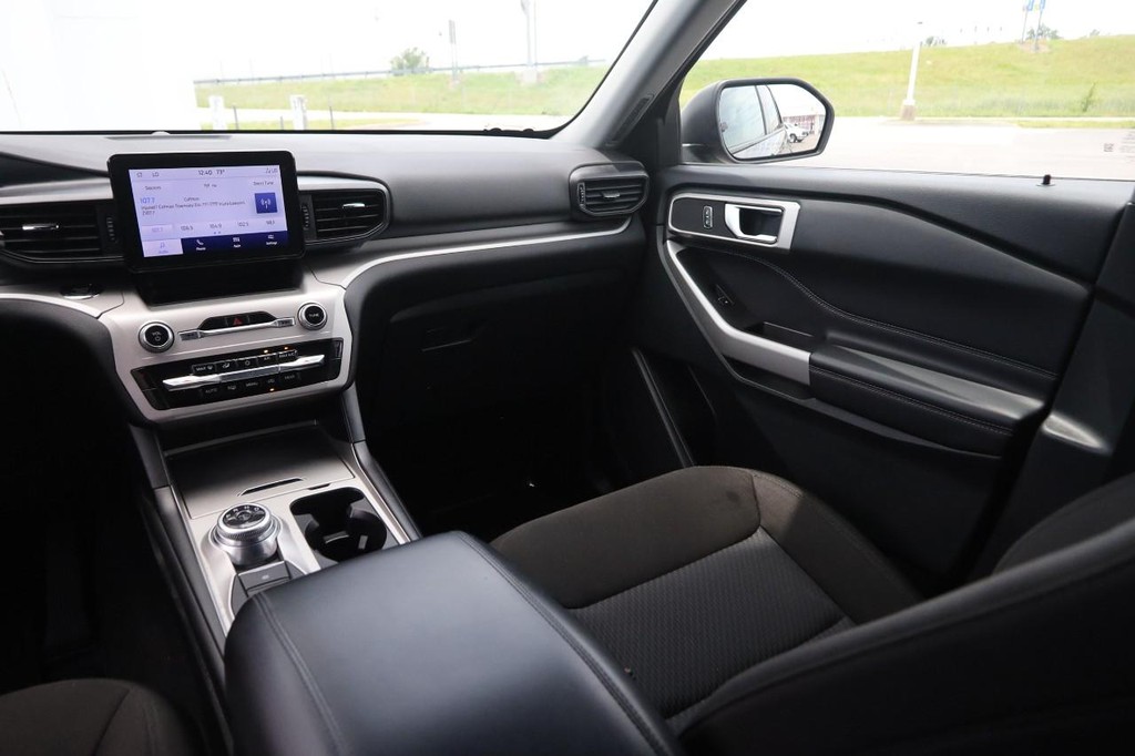 Ford Explorer Vehicle Full-screen Gallery Image 26