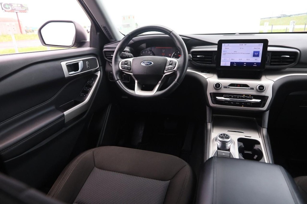 Ford Explorer Vehicle Full-screen Gallery Image 29