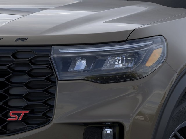 Ford Explorer Vehicle Full-screen Gallery Image 18
