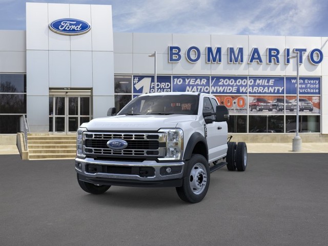 Ford Super Duty F-450 DRW Vehicle Full-screen Gallery Image 2