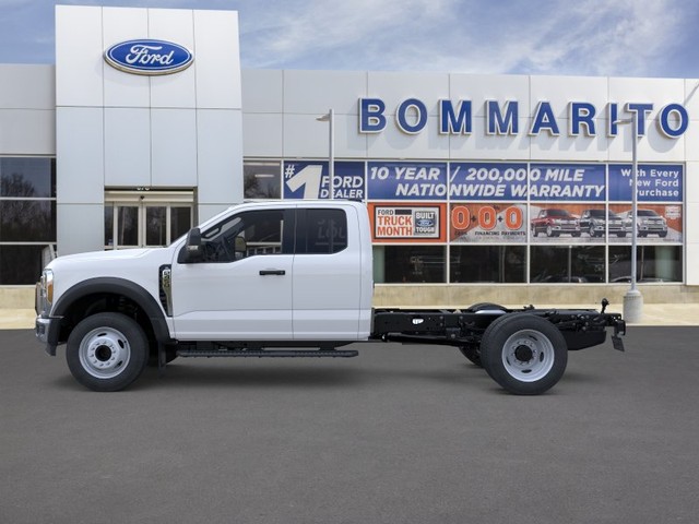 Ford Super Duty F-450 DRW Vehicle Full-screen Gallery Image 3