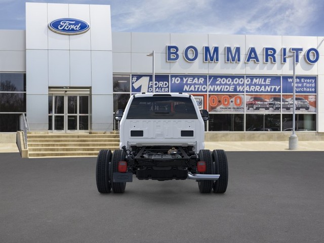 Ford Super Duty F-450 DRW Vehicle Full-screen Gallery Image 5