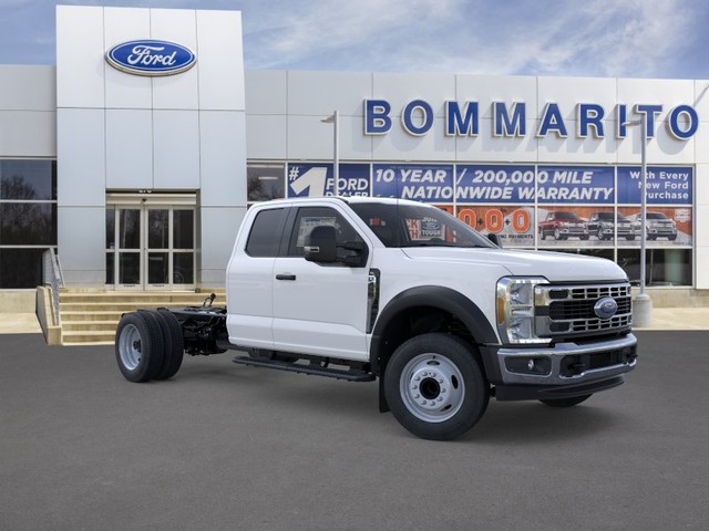 Ford Super Duty F-450 DRW Vehicle Full-screen Gallery Image 7