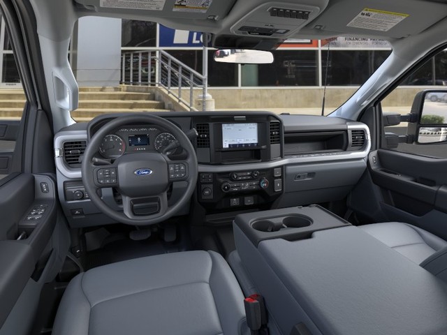 Ford Super Duty F-450 DRW Vehicle Full-screen Gallery Image 9