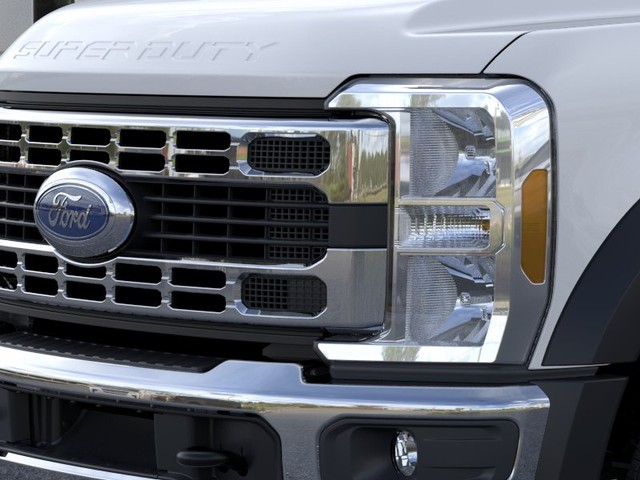 Ford Super Duty F-450 DRW Vehicle Full-screen Gallery Image 17