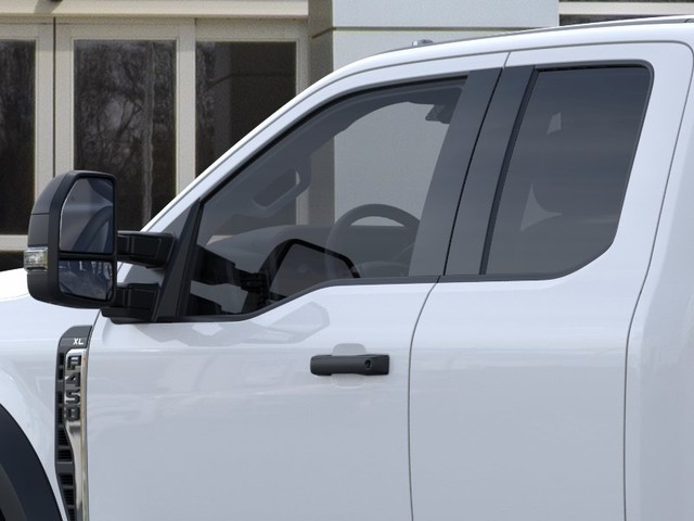Ford Super Duty F-450 DRW Vehicle Full-screen Gallery Image 20