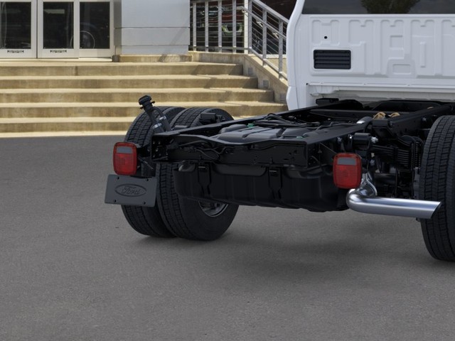 Ford Super Duty F-450 DRW Vehicle Full-screen Gallery Image 21