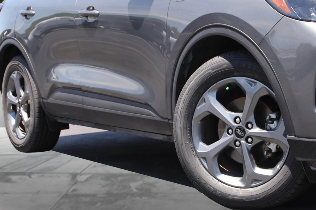 Ford Escape Vehicle Full-screen Gallery Image 3