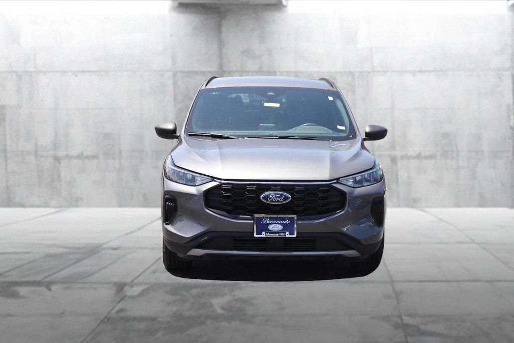 Ford Escape Vehicle Full-screen Gallery Image 4