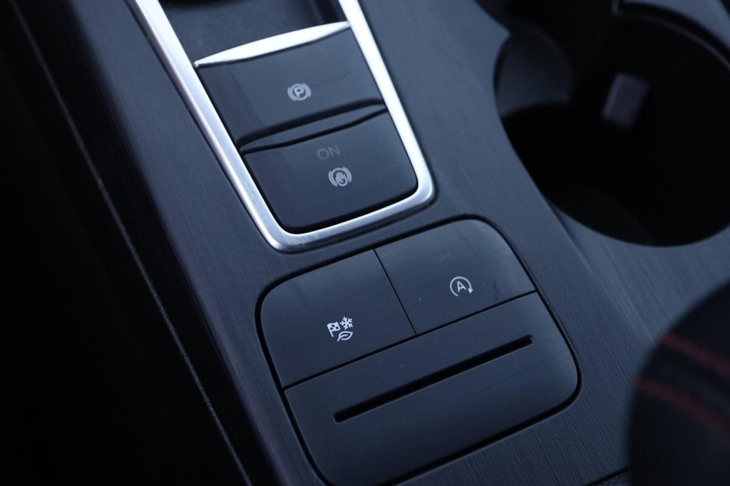 Ford Escape Vehicle Full-screen Gallery Image 18