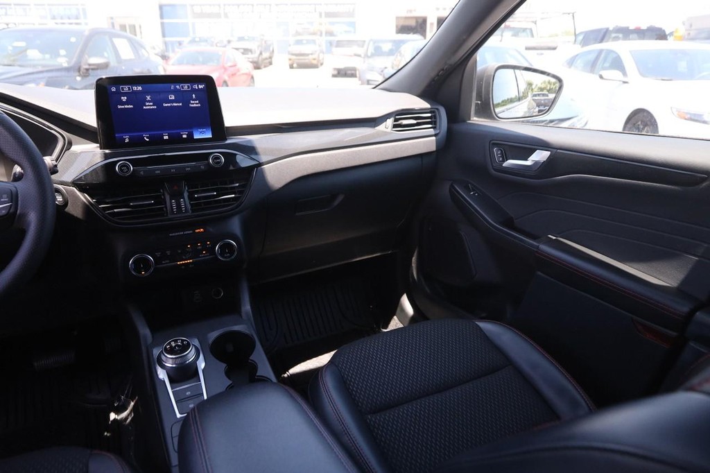 Ford Escape Vehicle Full-screen Gallery Image 24