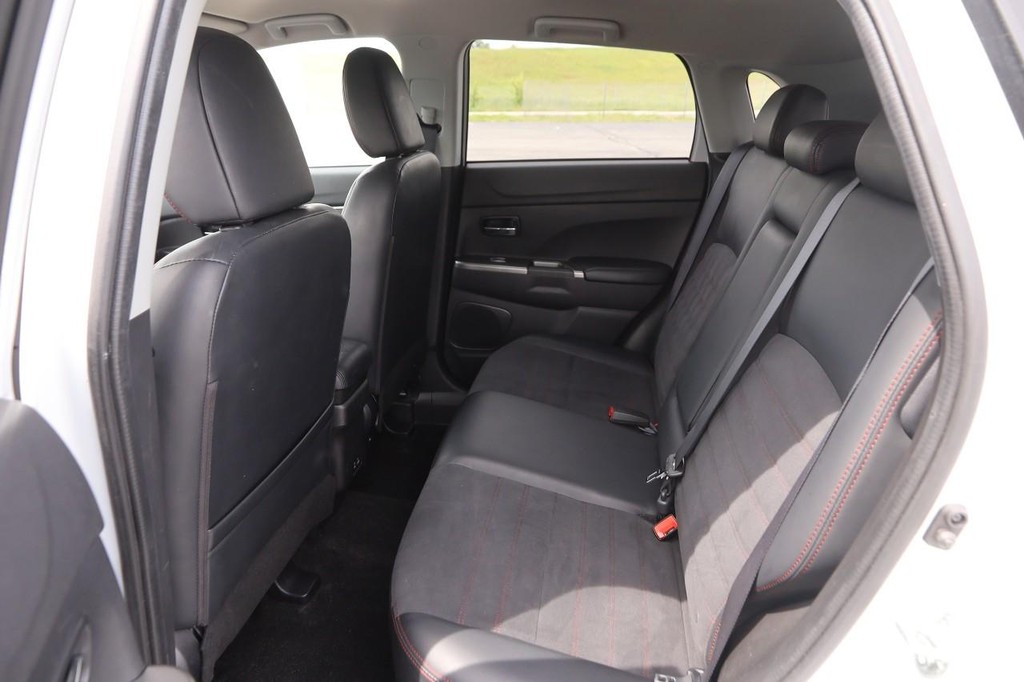 Mitsubishi Outlander Sport Vehicle Image 09