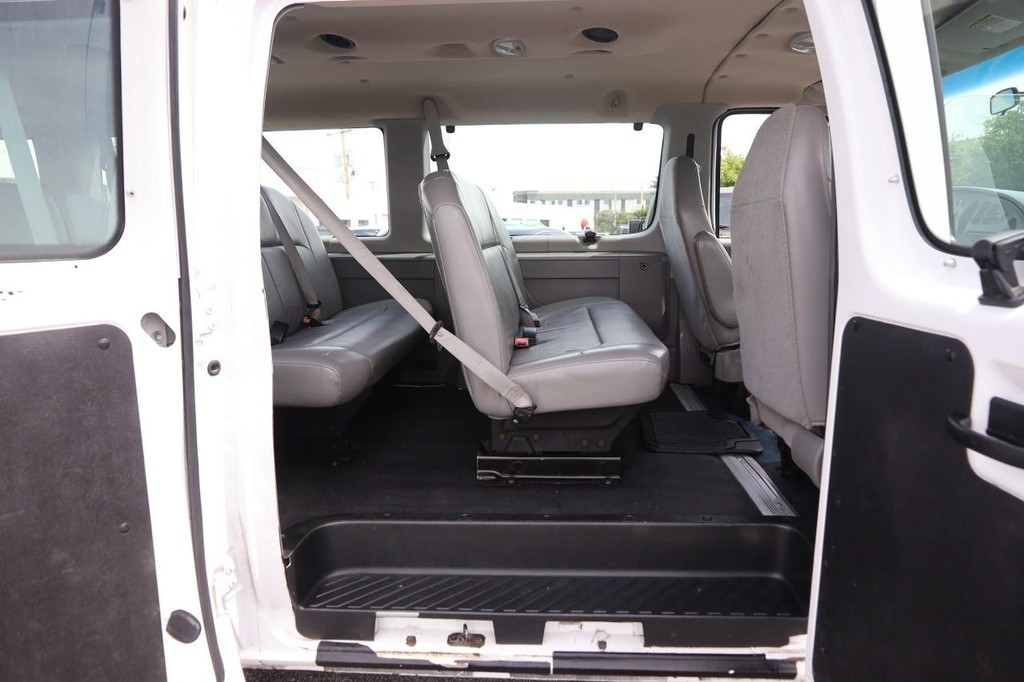 Ford Econoline Wagon Vehicle Image 22