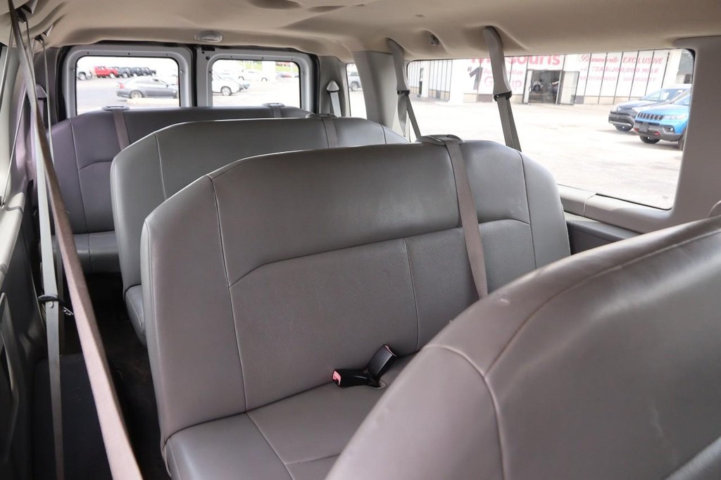 Ford Econoline Wagon Vehicle Image 23
