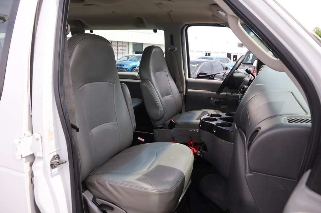 Ford Econoline Wagon Vehicle Image 25