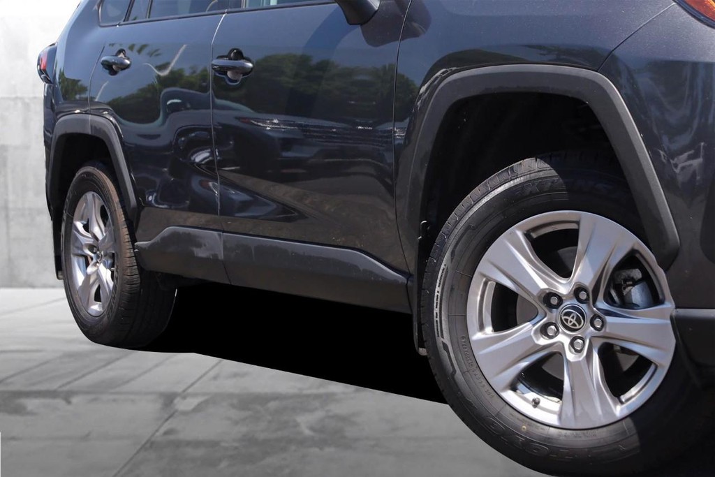 Toyota RAV4 Vehicle Full-screen Gallery Image 3