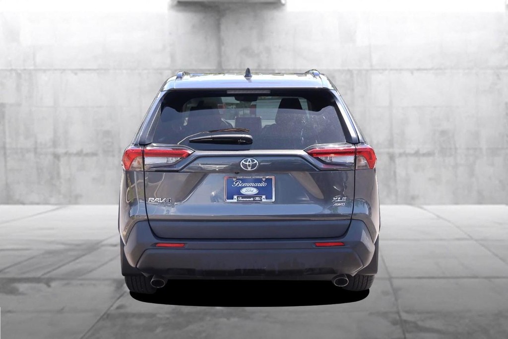 Toyota RAV4 Vehicle Full-screen Gallery Image 6