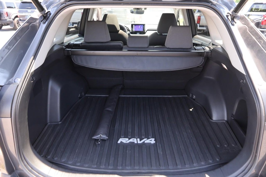 Toyota RAV4 Vehicle Full-screen Gallery Image 7