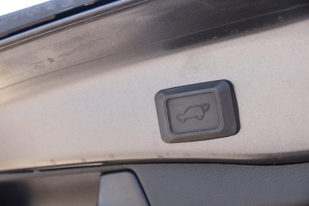 Toyota RAV4 Vehicle Full-screen Gallery Image 8