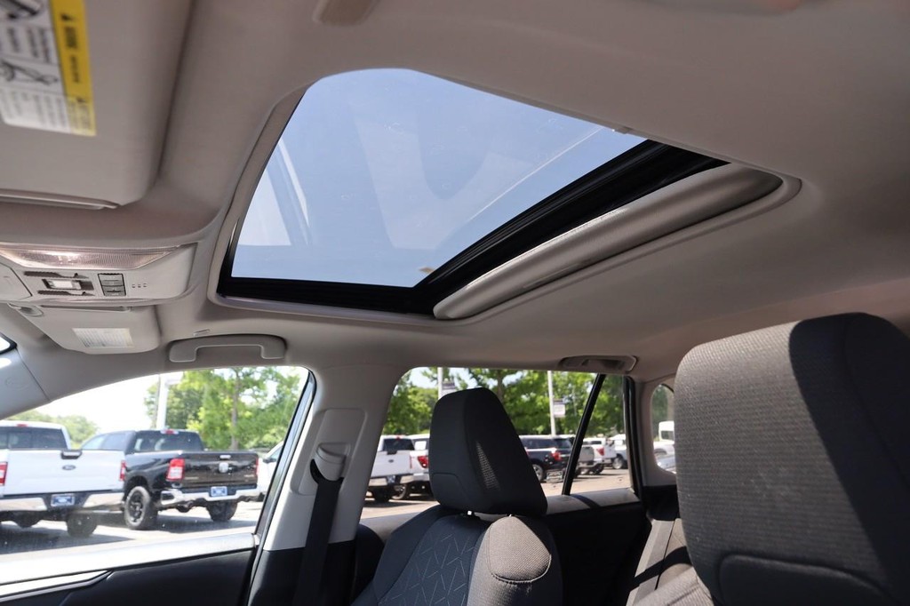 Toyota RAV4 Vehicle Full-screen Gallery Image 9