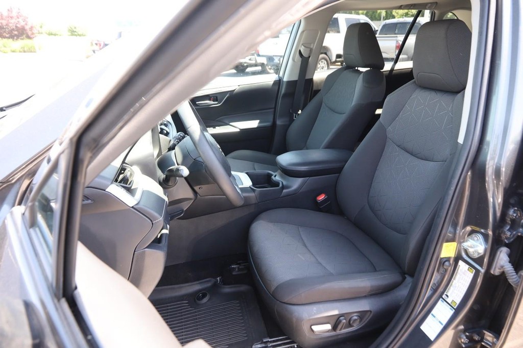 Toyota RAV4 Vehicle Full-screen Gallery Image 10
