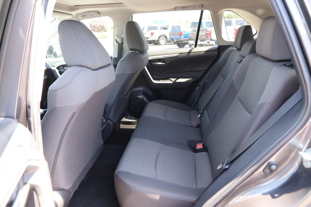 Toyota RAV4 Vehicle Full-screen Gallery Image 11