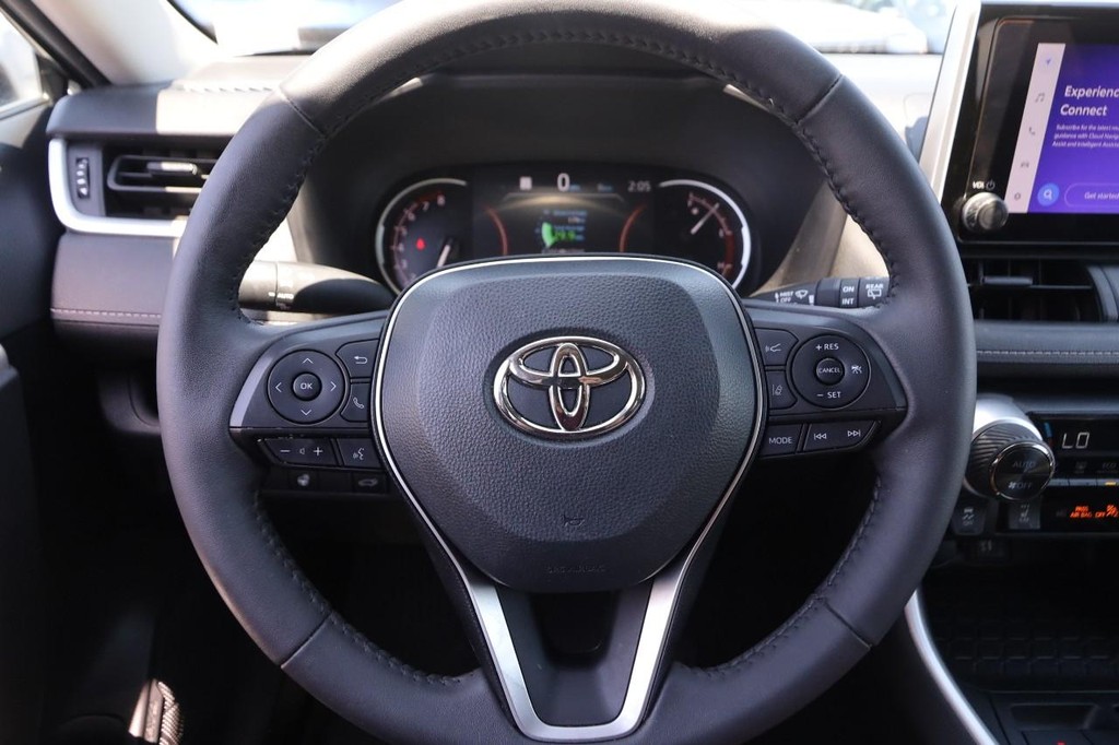 Toyota RAV4 Vehicle Full-screen Gallery Image 12