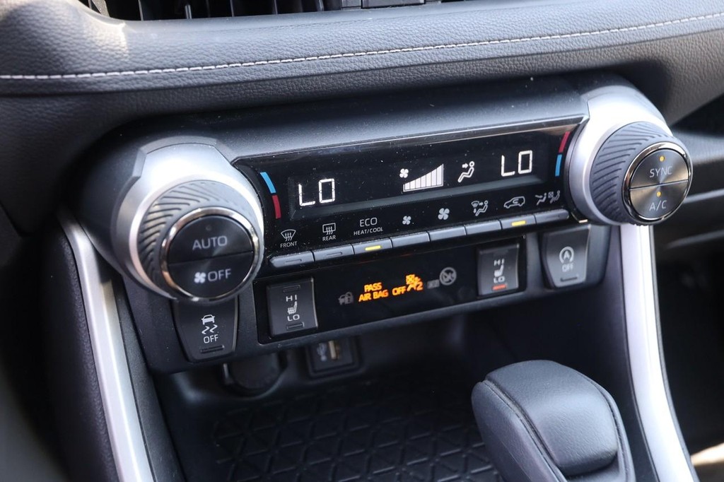Toyota RAV4 Vehicle Full-screen Gallery Image 19