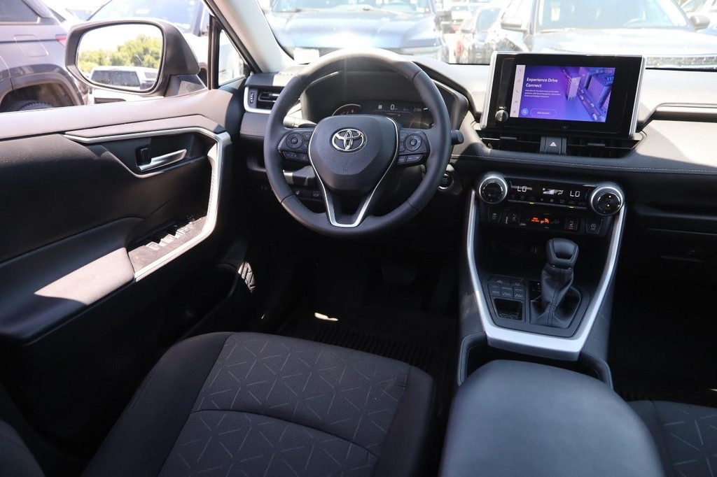 Toyota RAV4 Vehicle Full-screen Gallery Image 23