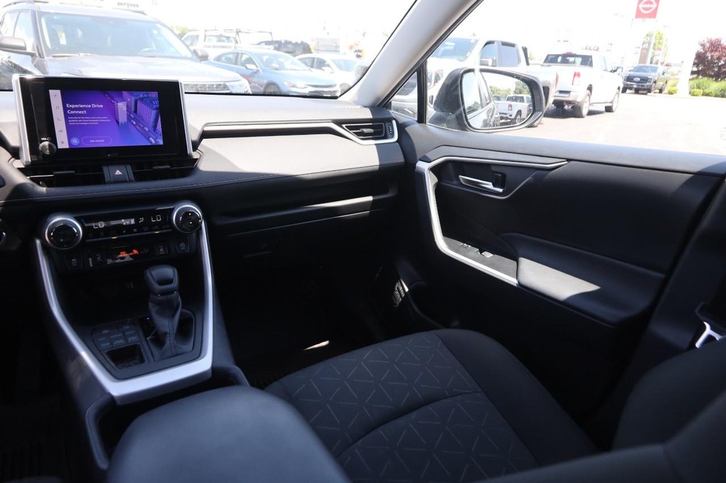 Toyota RAV4 Vehicle Full-screen Gallery Image 26
