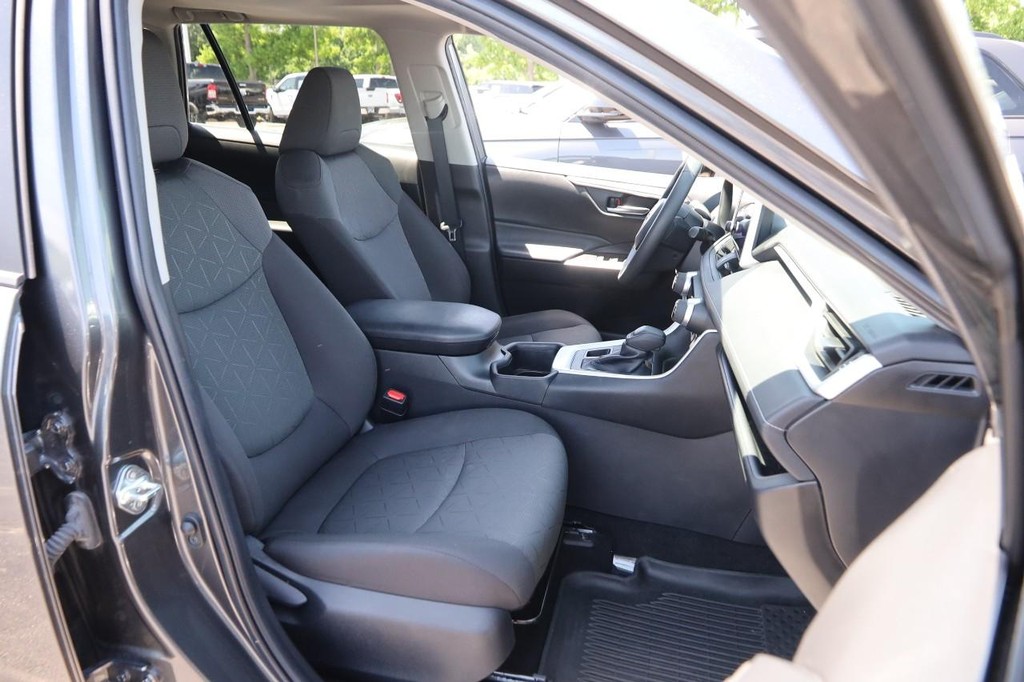Toyota RAV4 Vehicle Full-screen Gallery Image 27