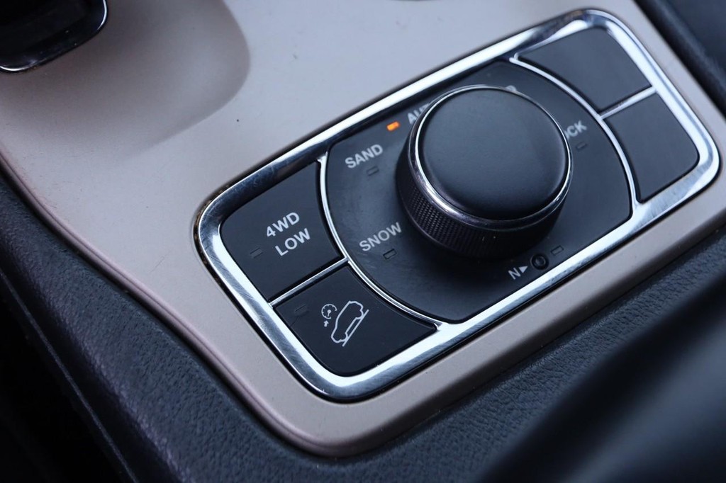 Jeep Grand Cherokee Vehicle Full-screen Gallery Image 19