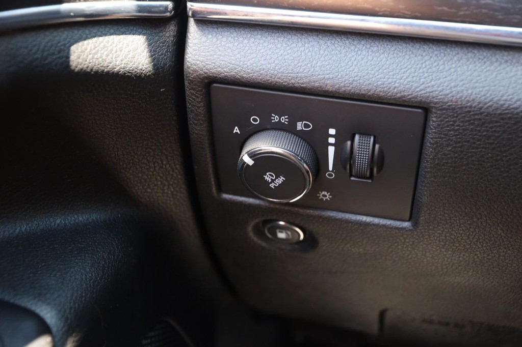 Jeep Grand Cherokee Vehicle Full-screen Gallery Image 20