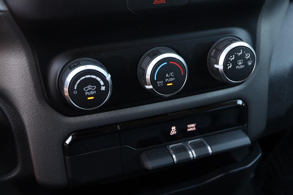Ram 1500 Vehicle Full-screen Gallery Image 17