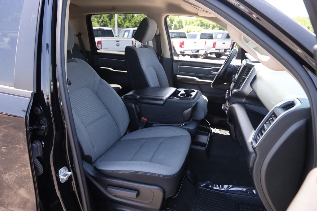 Ram 1500 Vehicle Full-screen Gallery Image 24