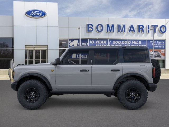 Ford Bronco Vehicle Full-screen Gallery Image 3