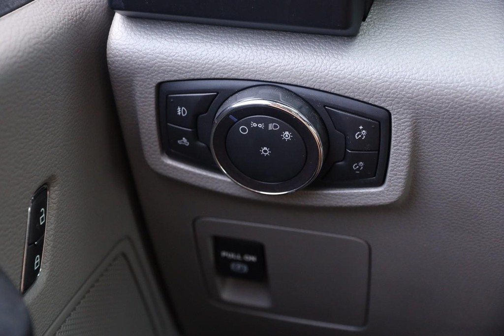 Ford F-150 Vehicle Full-screen Gallery Image 17