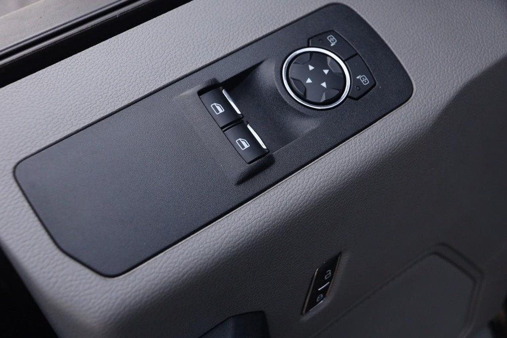 Ford F-150 Vehicle Full-screen Gallery Image 18