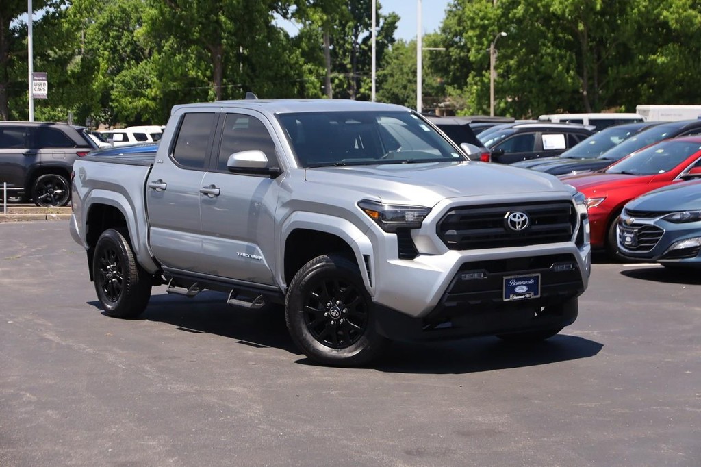 Toyota Tacoma 4WD Vehicle Full-screen Gallery Image 2