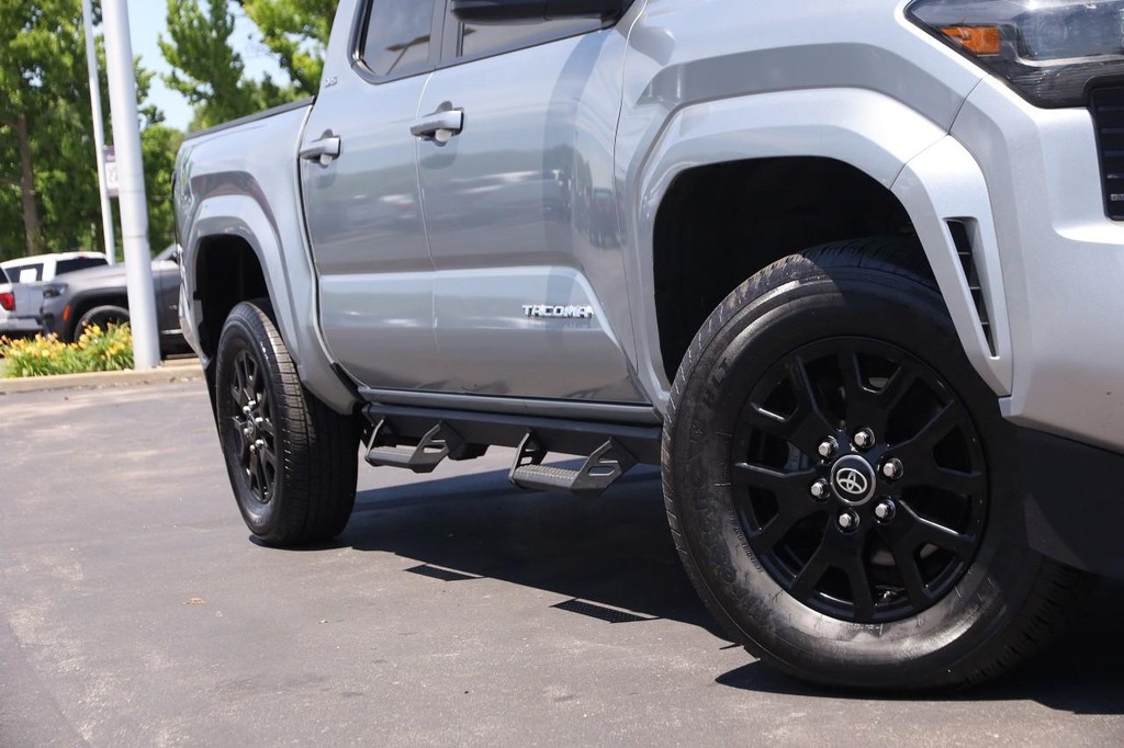 Toyota Tacoma 4WD Vehicle Full-screen Gallery Image 3