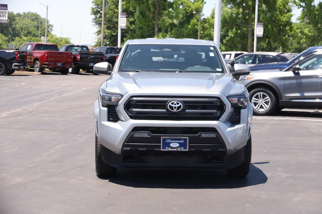 Toyota Tacoma 4WD Vehicle Full-screen Gallery Image 4