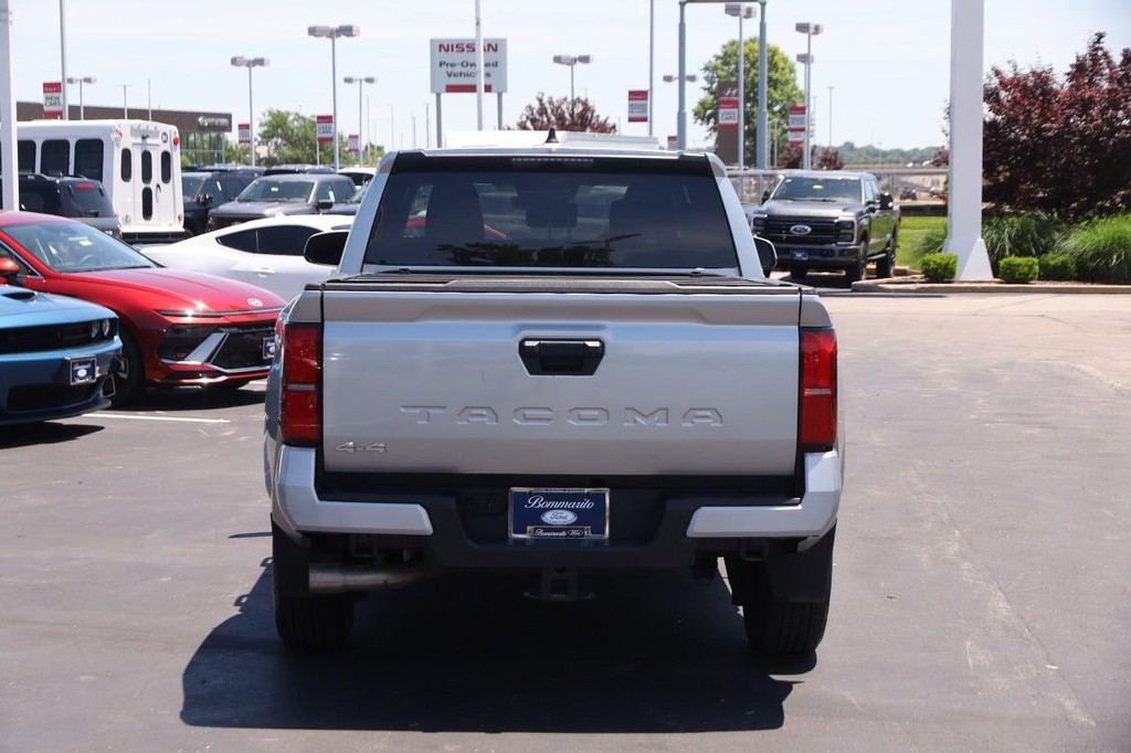 Toyota Tacoma 4WD Vehicle Full-screen Gallery Image 6