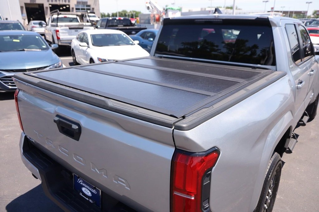 Toyota Tacoma 4WD Vehicle Full-screen Gallery Image 7
