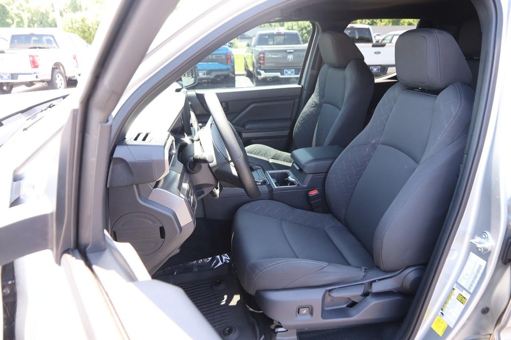 Toyota Tacoma 4WD Vehicle Full-screen Gallery Image 8