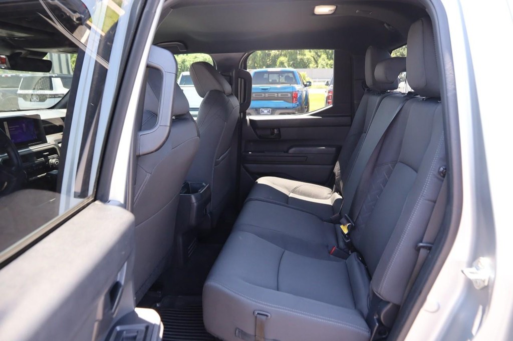Toyota Tacoma 4WD Vehicle Full-screen Gallery Image 9