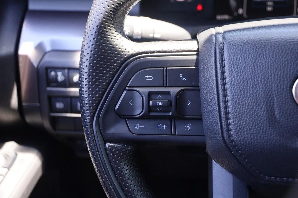 Toyota Tacoma 4WD Vehicle Full-screen Gallery Image 11