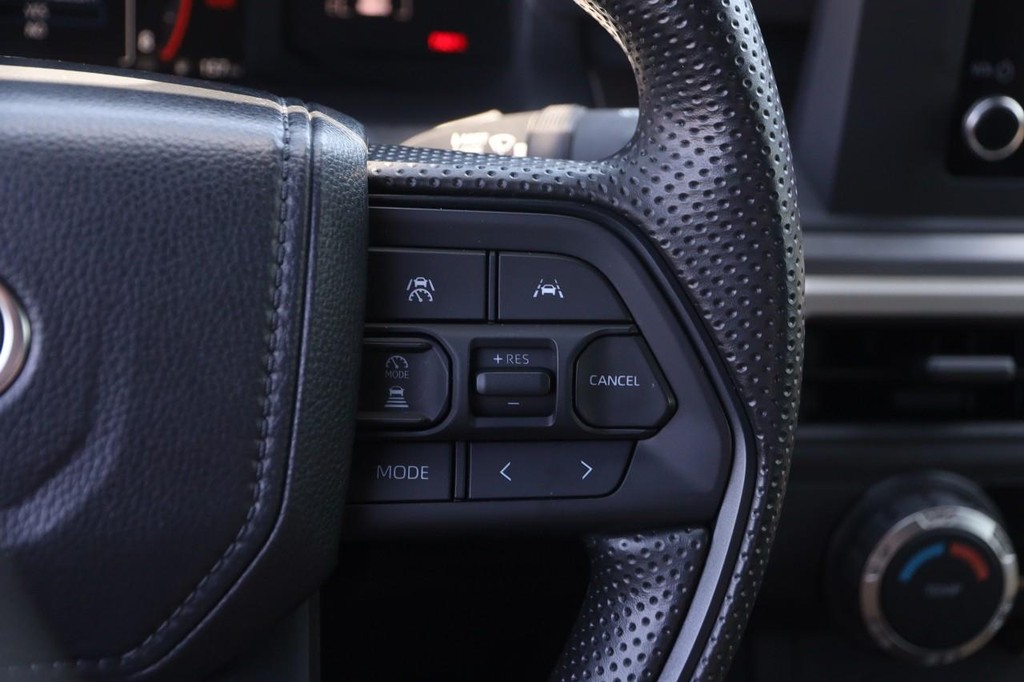 Toyota Tacoma 4WD Vehicle Full-screen Gallery Image 12